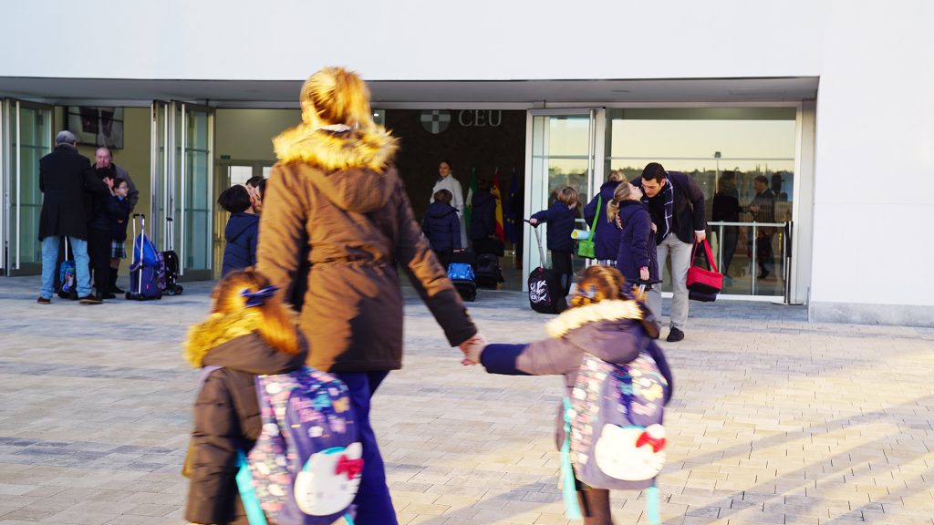 Alumnos con sus padres en la entrada del Colegio CEU San Pablo Sevilla
