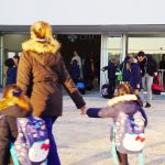 Alumnos con sus padres en la entrada del Colegio CEU San Pablo Sevilla