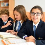 Alumnado haciendo uso de la biblioteca del Colegio CEU San Pablo Sevilla