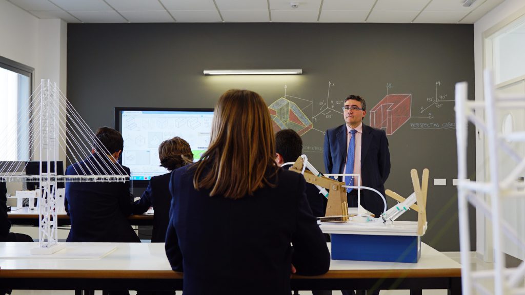 Profesor y alumnado del Colegio CEU San Pablo Sevilla en clase de ciencia y tecnología