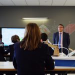 Profesor y alumnado del Colegio CEU San Pablo Sevilla en clase de ciencia y tecnología