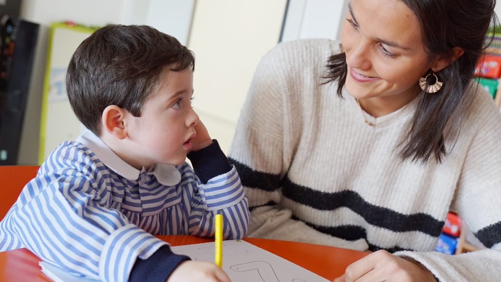 Profesora y alumno del Colegio CEU San Pablo Sevilla