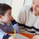 Profesora y alumno del Colegio CEU San Pablo Sevilla