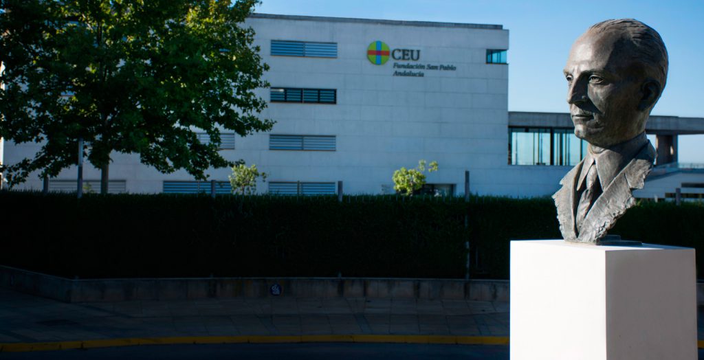 CEU en España. Busto de la glorieta de Ángel Herrera Oria y edificio principal de la Fundación San Pablo Andalucía