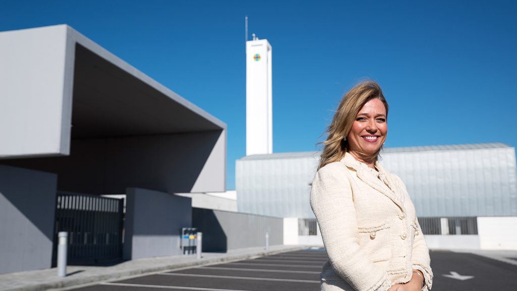 María Luisa Ríos, Directora, frente a las instalaciones del Colegio CEU San Pablo Sevilla