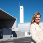 María Luisa Ríos, Directora, frente a las instalaciones del Colegio CEU San Pablo Sevilla