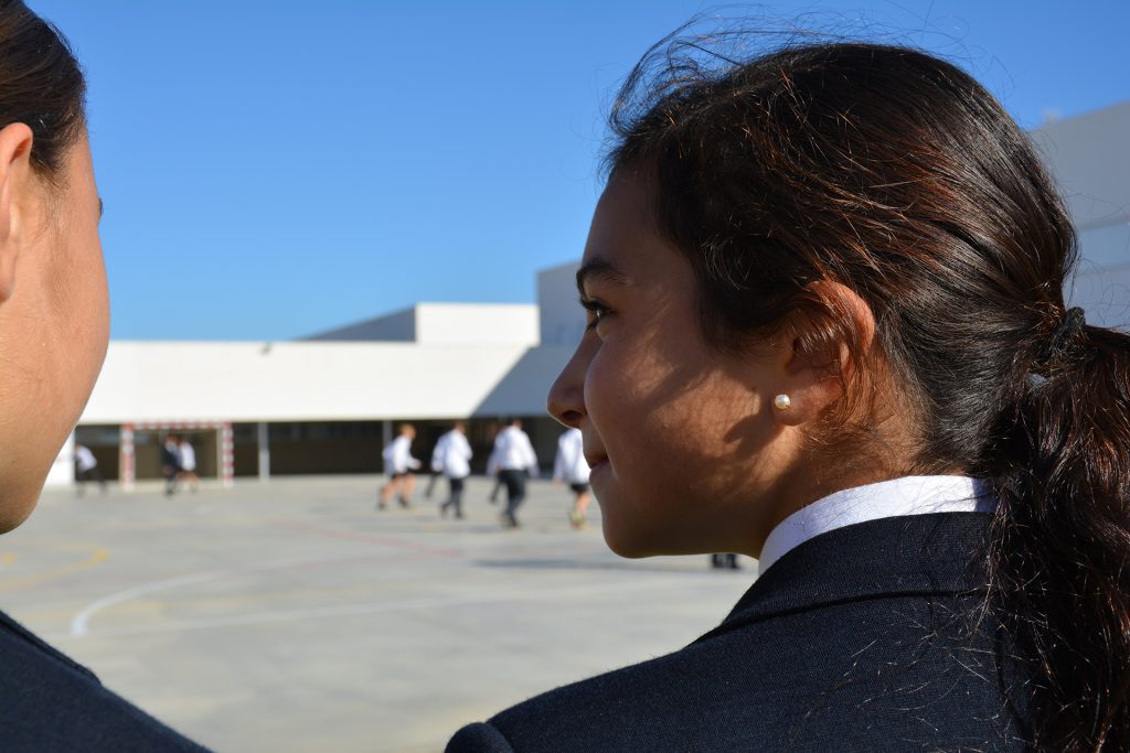 Principios orientadores. Alumna mirando a su compañera en el patio del Colegio CEU San Plablo Sevilla