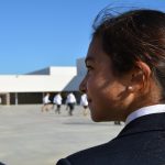 Principios orientadores. Alumna mirando a su compañera en el patio del Colegio CEU San Plablo Sevilla