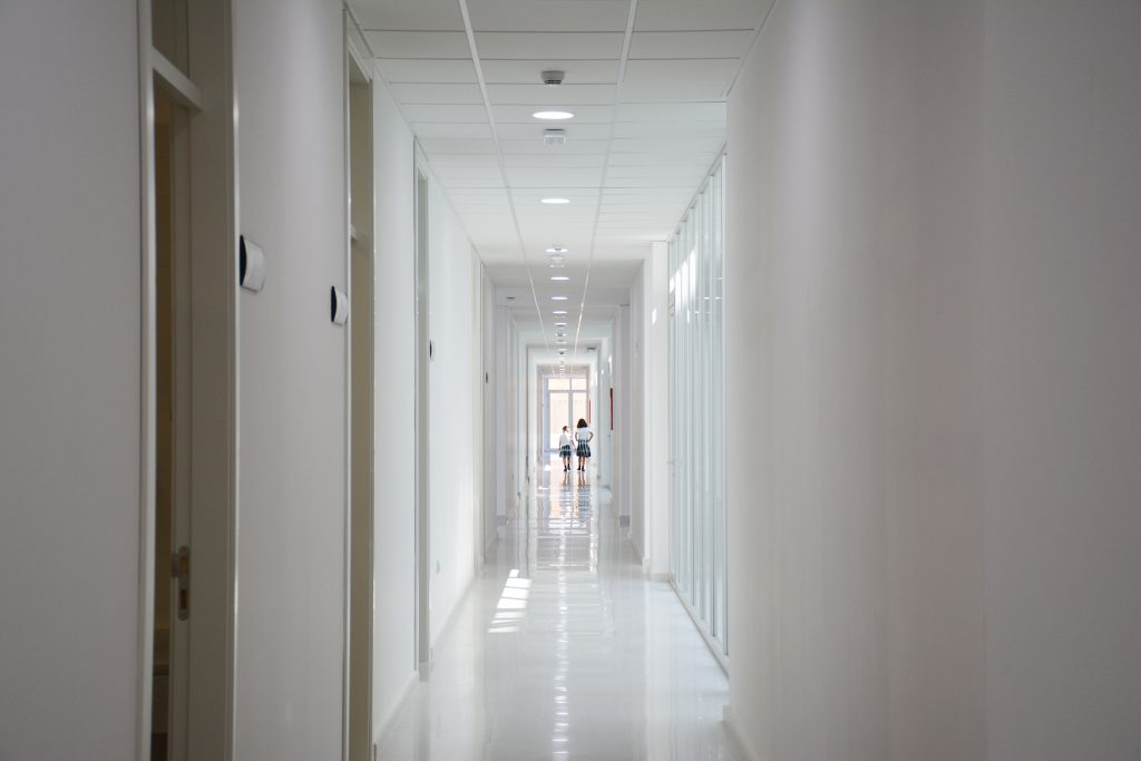 Pasillo en las instalaciones del Colegio CEU San Pablo Sevilla