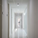 Pasillo en las instalaciones del Colegio CEU San Pablo Sevilla