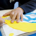 Alumno del Colegio CEU San Pablo Sevilla desarrollando la formación cultural y artística, musical e instrumental