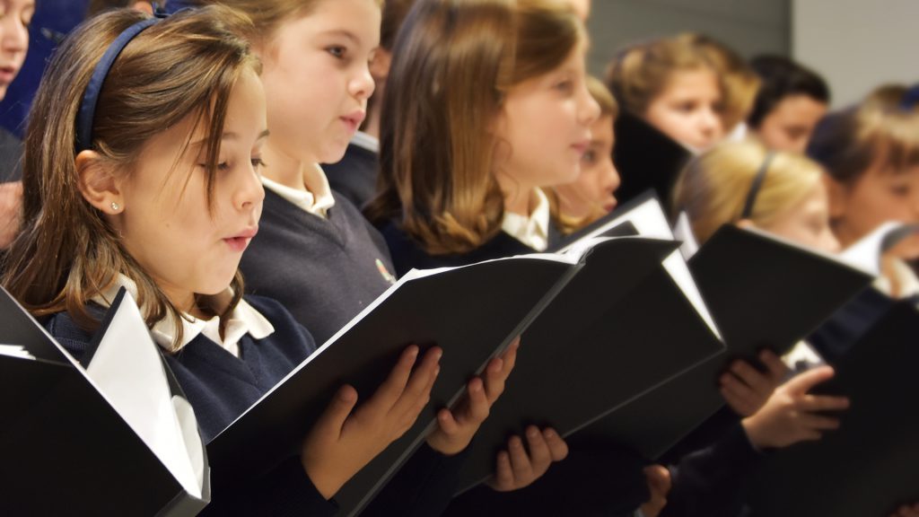 Escolanía de música del Colegio CEU San Pablo Sevilla interpretando una pieza musical