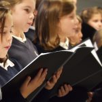 Escolanía de música del Colegio CEU San Pablo Sevilla interpretando una pieza musical