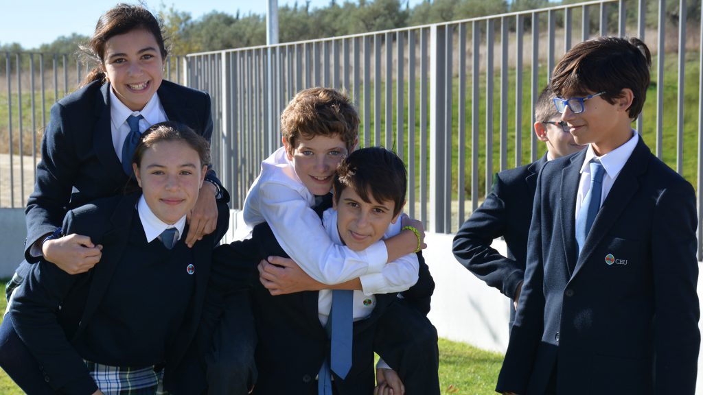 Alumnos del Colegio CEU San Pablo Sevilla en hora de recreo