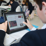 Alumno del Colegio CEU San Pablo Andalucía usando una tablet