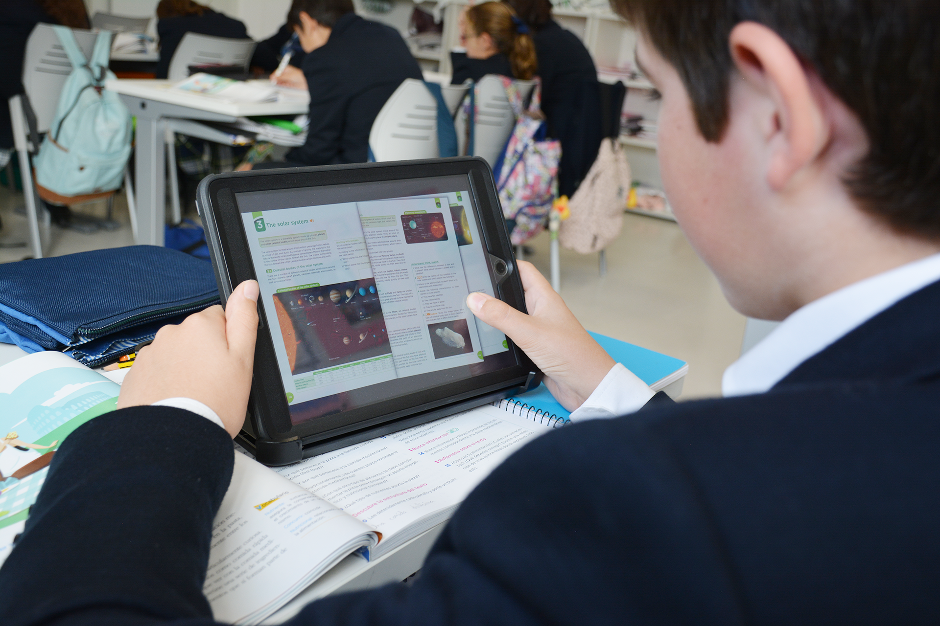 Alumno del Colegio CEU San Pablo Andalucía usando una tablet