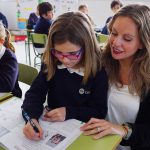 Profesora enseñando a una alumna del Colegio CEU San Pablo Sevilla