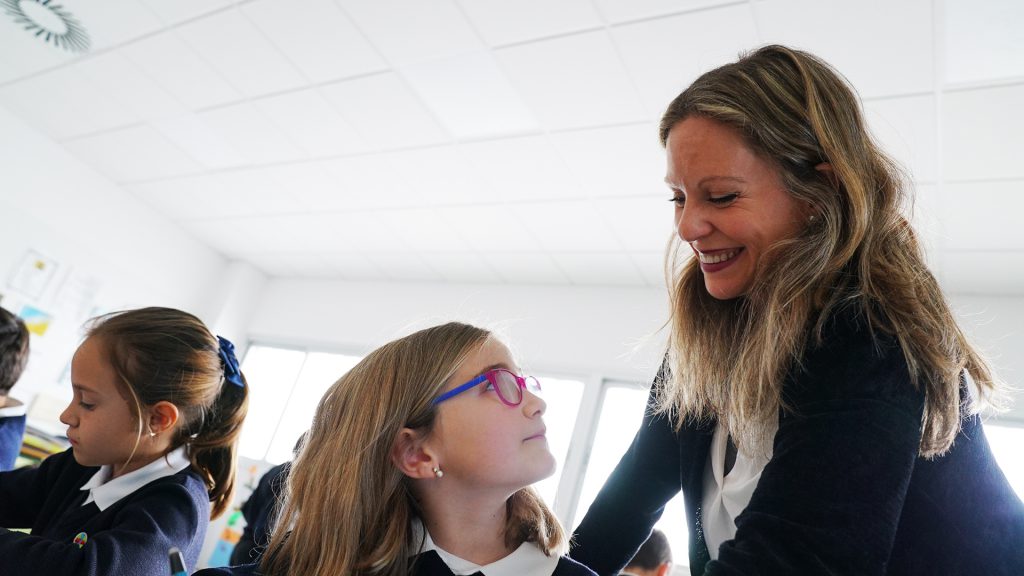 Profesora del Colegio CEU San Pablo Sevilla atendiendo a su alumna