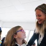 Profesora del Colegio CEU San Pablo Sevilla atendiendo a su alumna