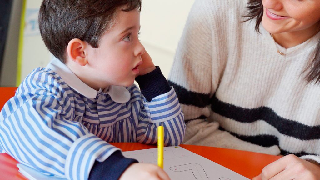 Logopeda del Colegio CEU San Pablo Sevilla atendiaendo a un alumno
