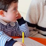 Logopeda del Colegio CEU San Pablo Sevilla atendiaendo a un alumno