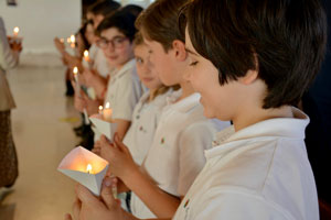 Alumnado junto a D. Manuel Orta Gotor en pasillo del Colegio CEU San Pablo Sevilla